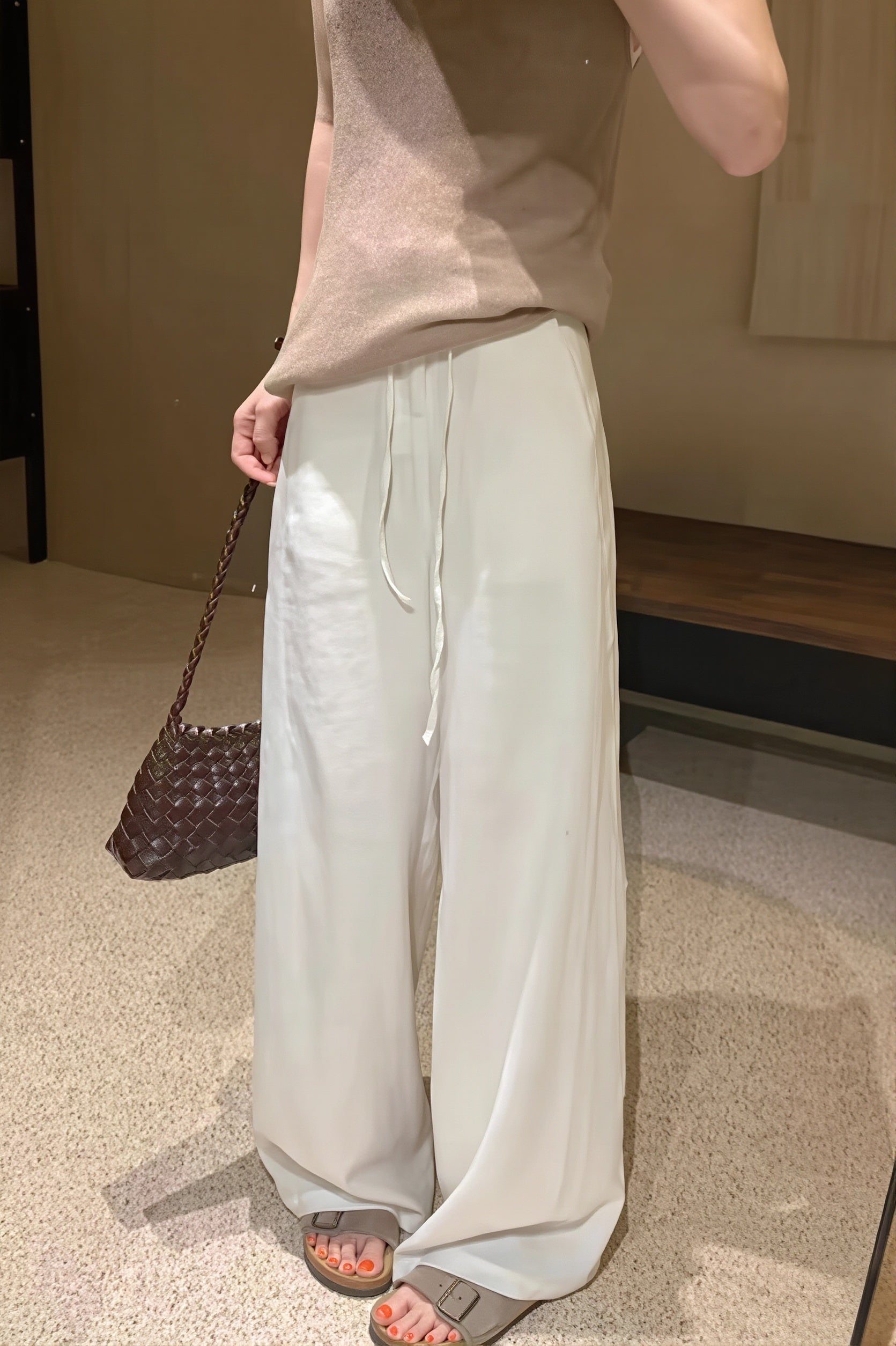 Damen Straight-Leg-Hose locker kombiniert, ganzkörper Ansicht