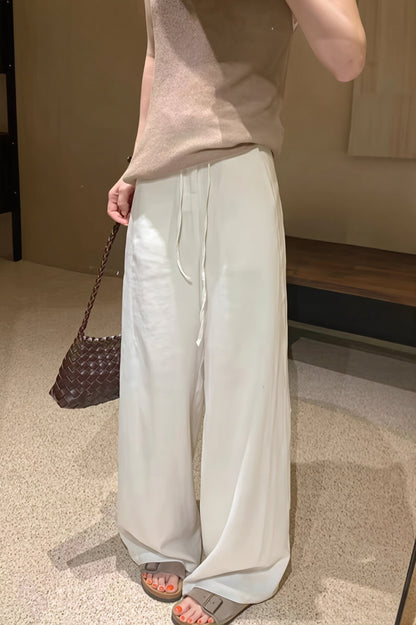 Damen Straight-Leg-Hose locker kombiniert, ganzkörper Ansicht
