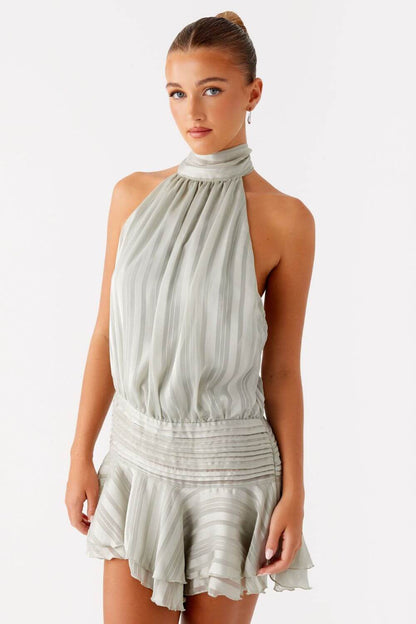 Satiniertes, drapiertes Kurzkleid mit hohem Hals