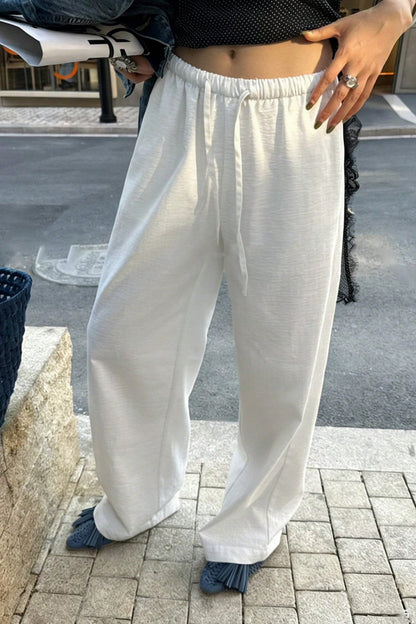 Damen Wide Leg Hose in Ganzansicht mit lockerer Passform