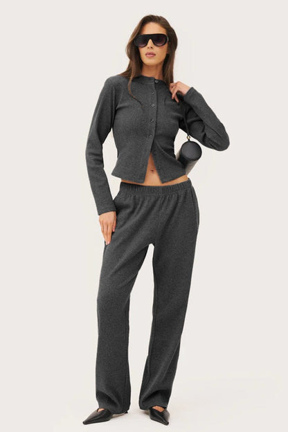 Damenoutfit mit strukturiertem Strickoberteil und passender Hose