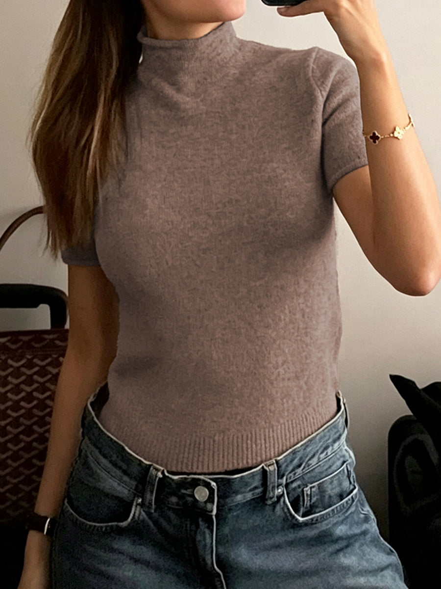 Kurze Ärmel des khakifarbenen Damen-Strickpullovers im Detail