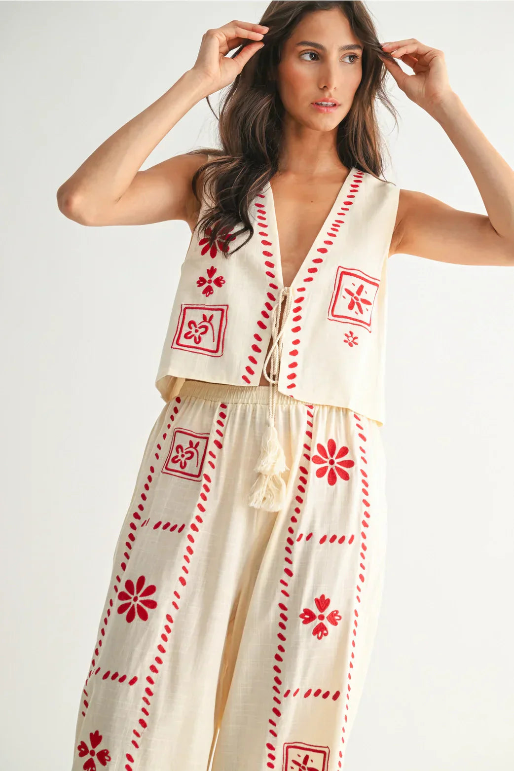 Detailansicht der Stickerei am Damen Leinen Zweiteiler im Boho-Stil