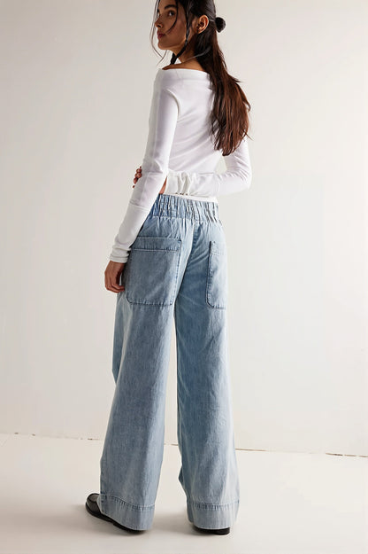 Seitenansicht der weiten Damenjeans mit lockerer Silhouette