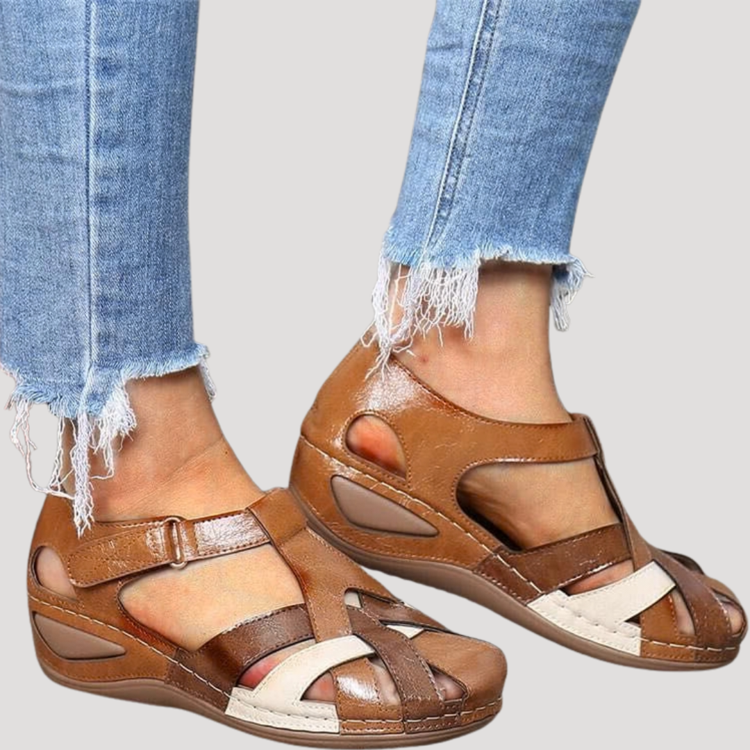 Damen Sandalen mit geschlossener Spitze und strukturierter Keilsohle im Detail
