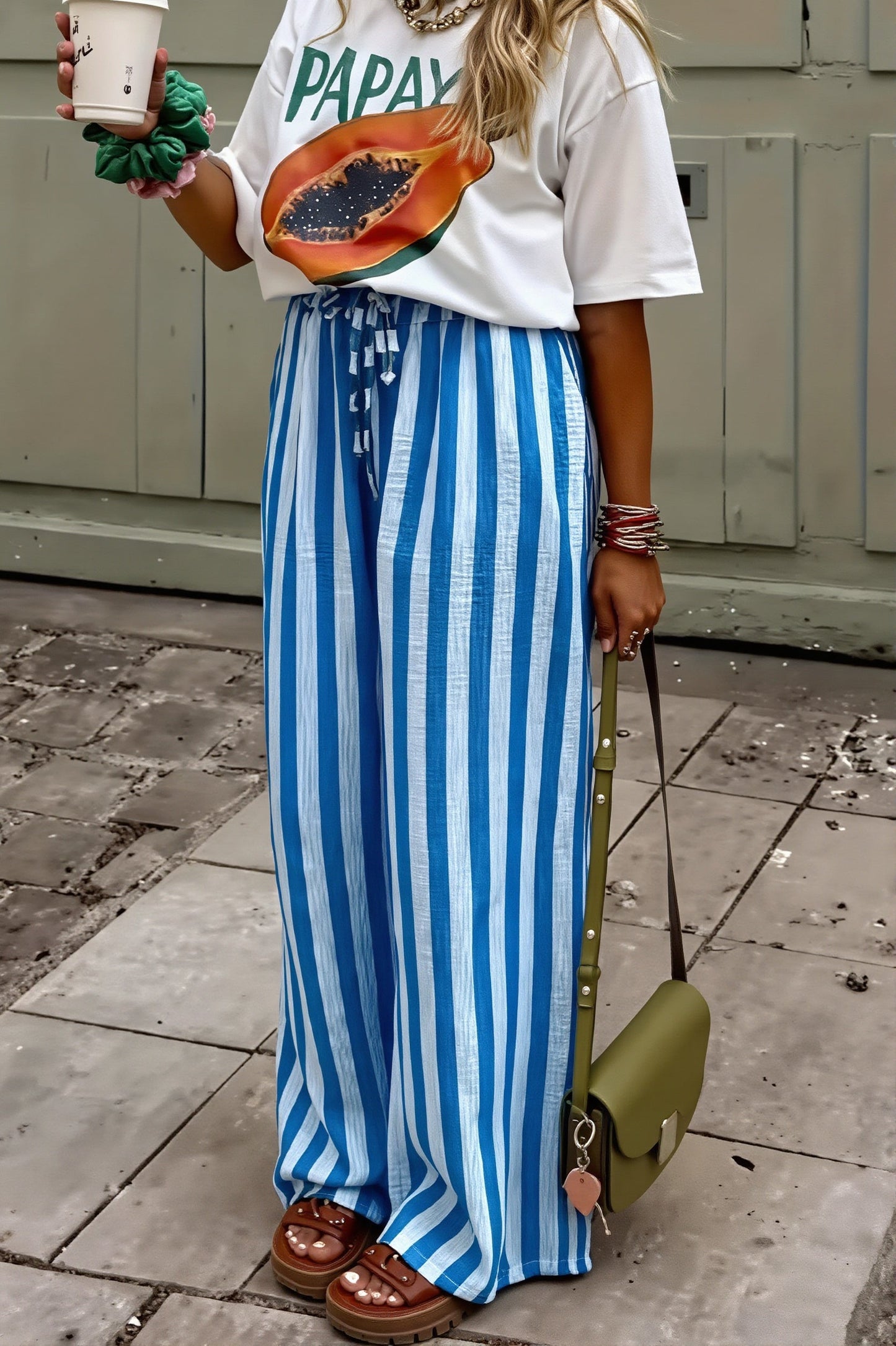 Damenhose mit geradem Bein und Colorblock-Streifen in Seitenansicht