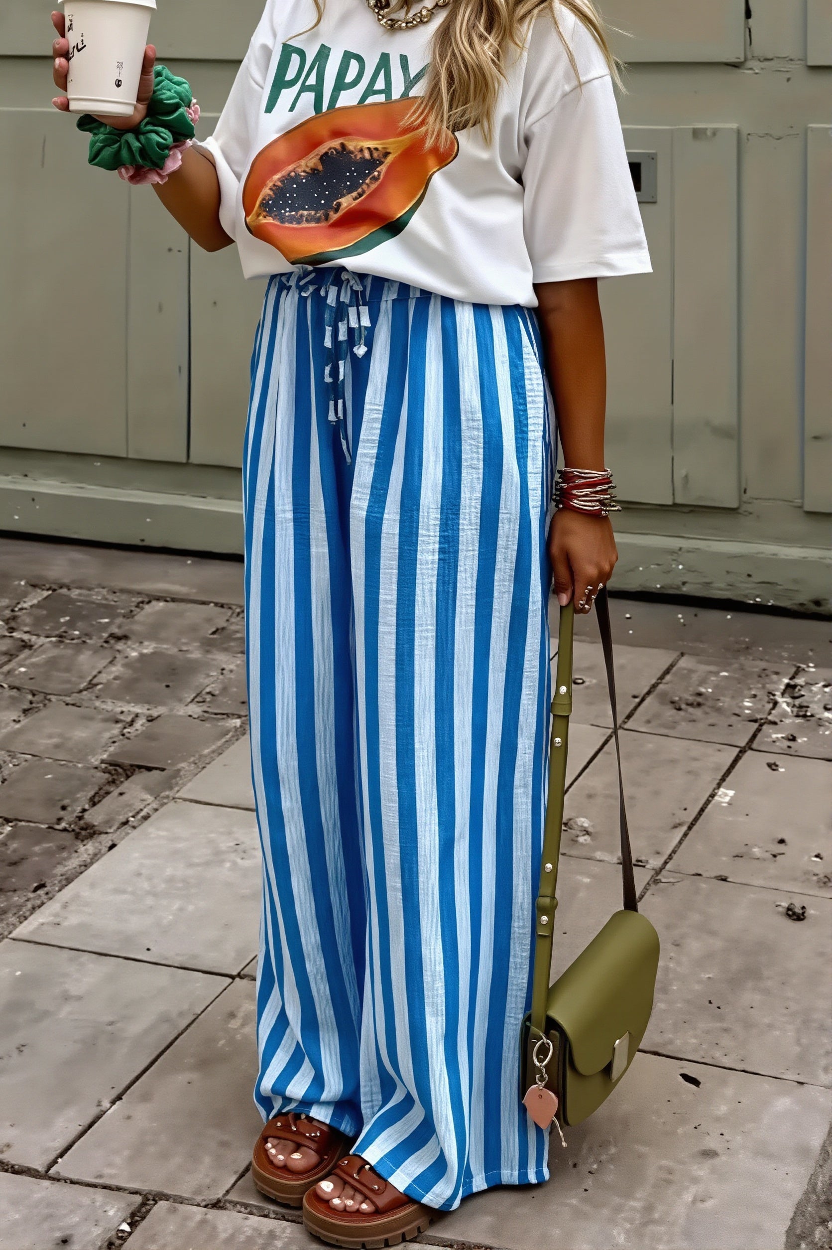 Damenhose mit geradem Bein und Colorblock-Streifen in Seitenansicht