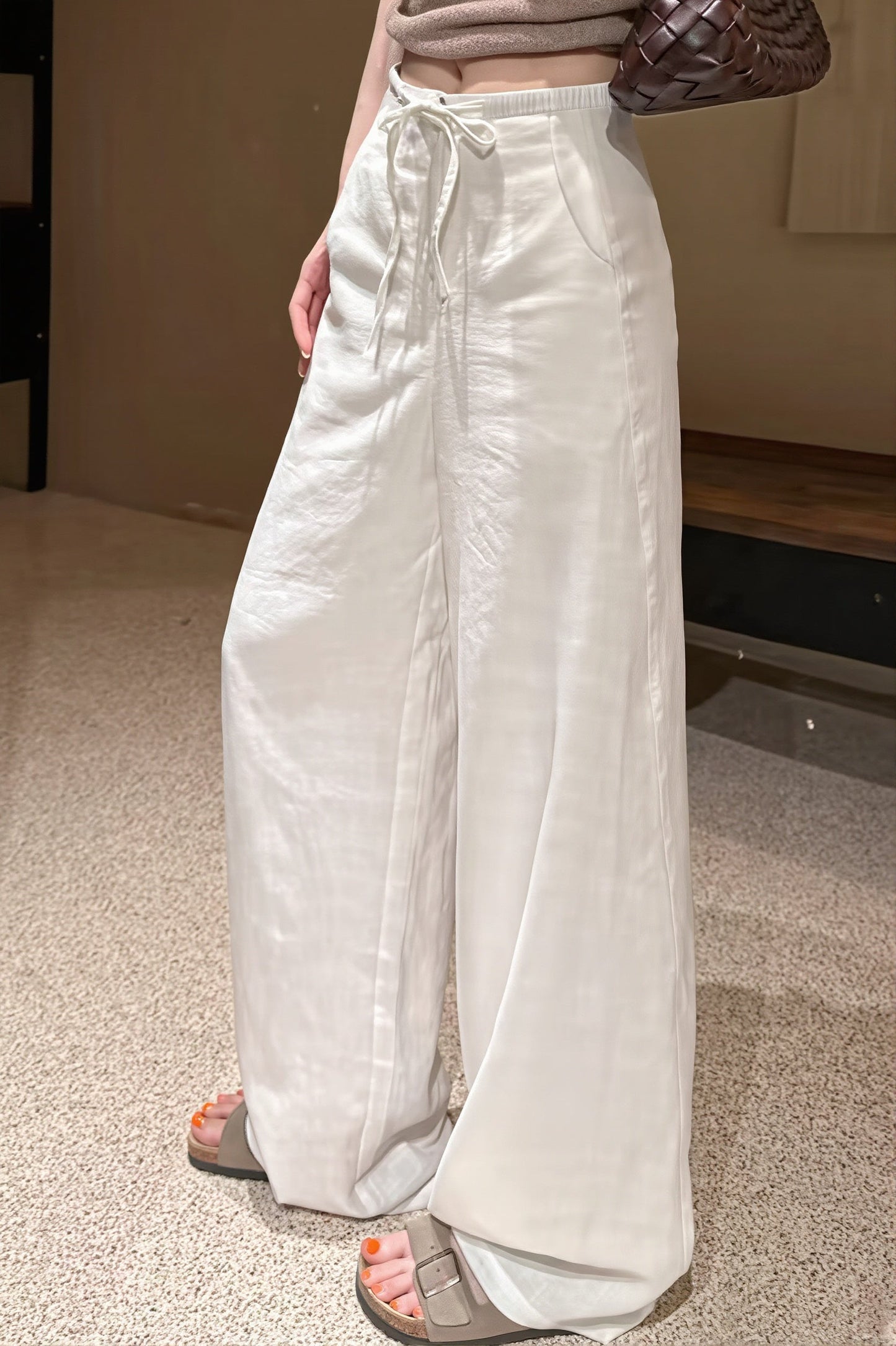 Detailansicht der Damen Straight-Leg-Hose mit hohem Bund und lockerem Fall