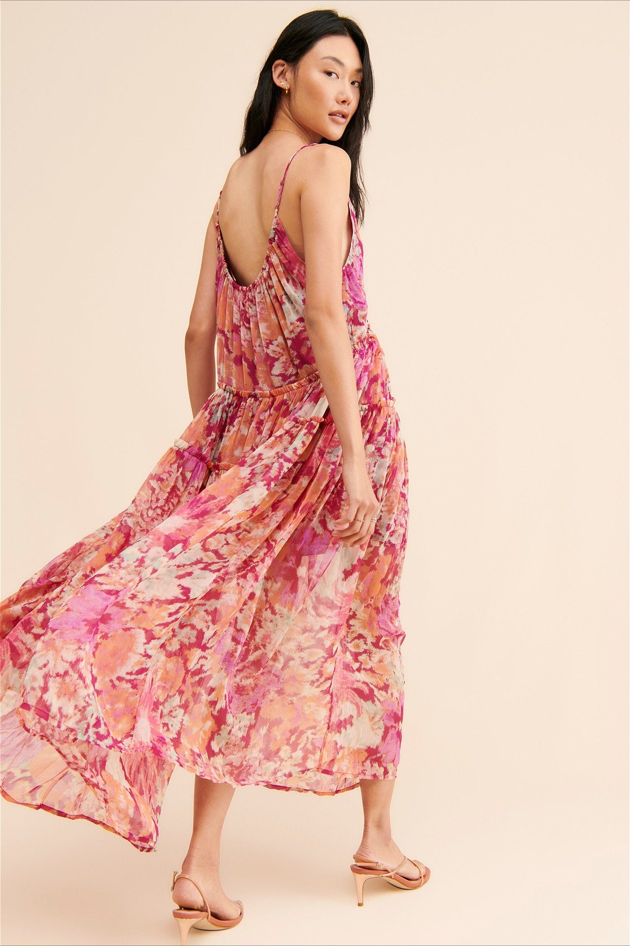 Boho Maxikleid mit Blumenprint und Volantsaum von vorne fotografiert