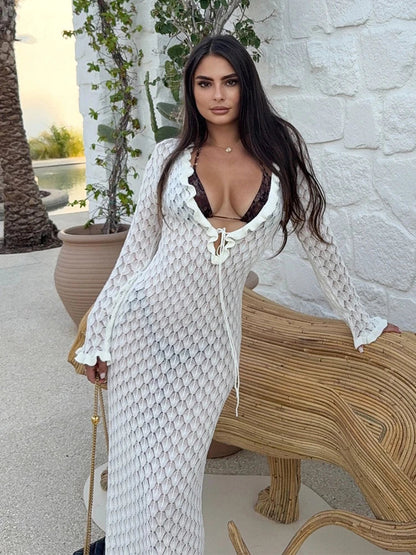 Gehäkeltes Strand-Maxikleid mit tiefem Ausschnitt, Schnürung und Volantdetails