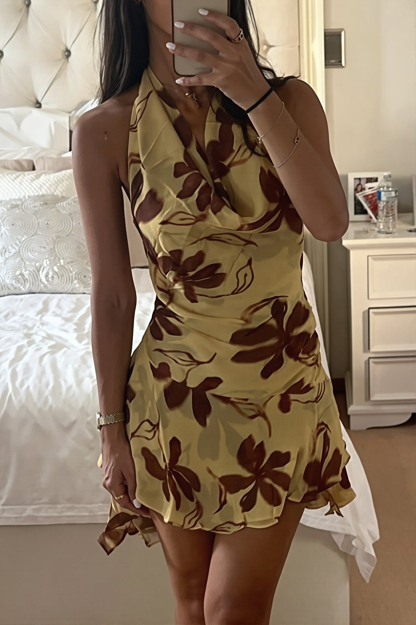 Detailansicht vom Halterneck und Blumenprint am Mini Kleid