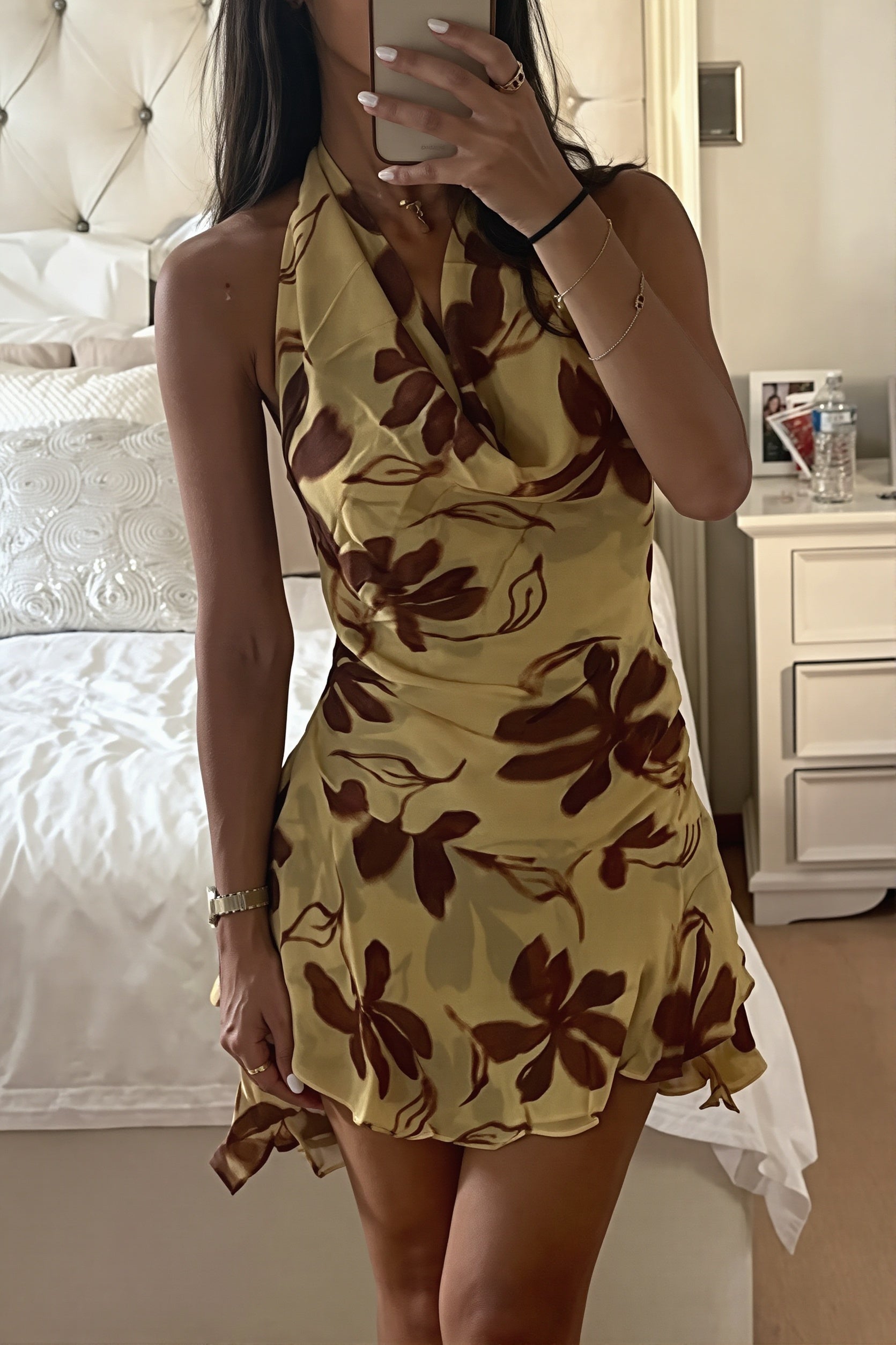 Detailansicht vom Halterneck und Blumenprint am Mini Kleid