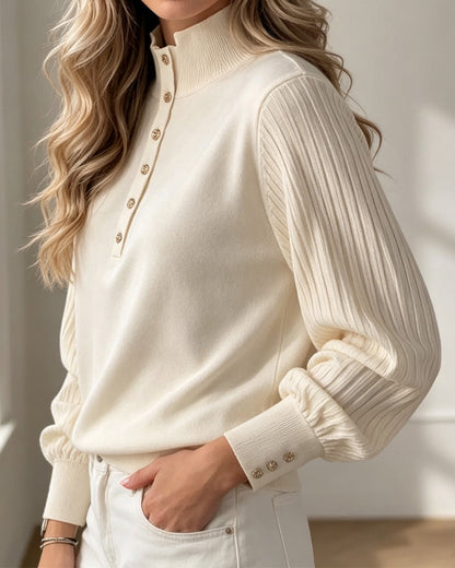 Stehkragen des Damen-Rippstrickpullovers aus nächster Nähe