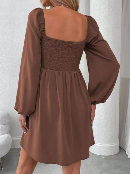 Gerüschtes A-Linien-Kleid mit quadratischem Ausschnitt und langen Ärmeln