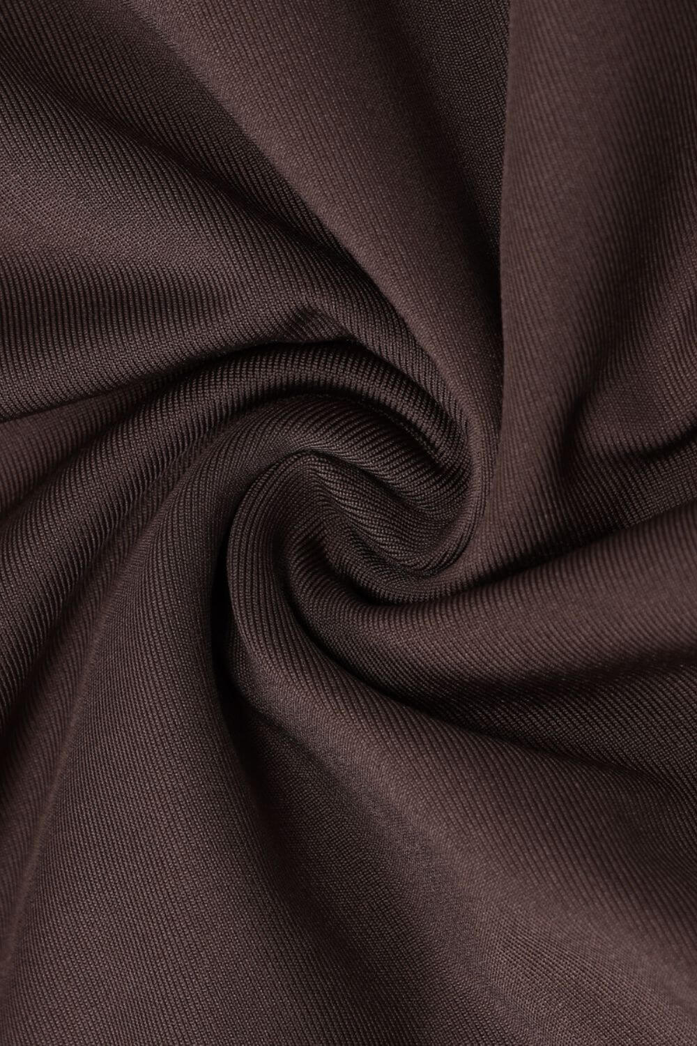 Asymmetrisches, drapiertes kurzes Kleid mit einem Schulterriemen