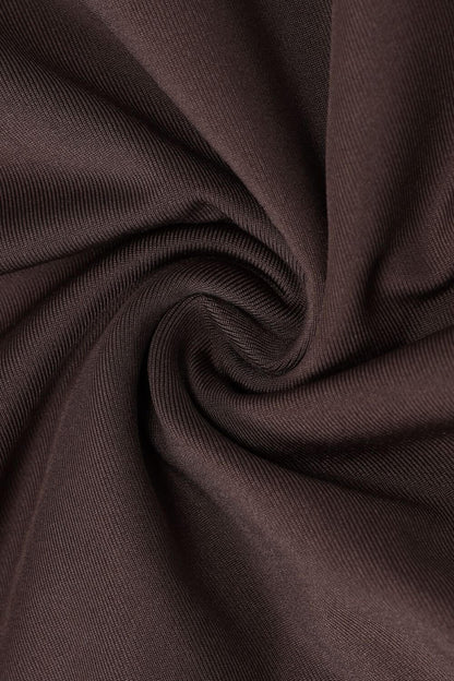 Asymmetrisches, drapiertes kurzes Kleid mit einem Schulterriemen