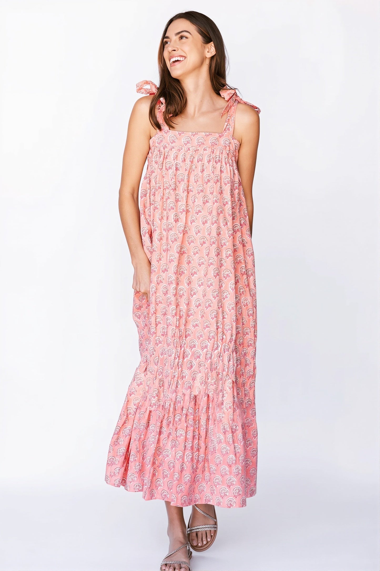 Seitenansicht des Damen Maxi Kleids mit lockerer Passform