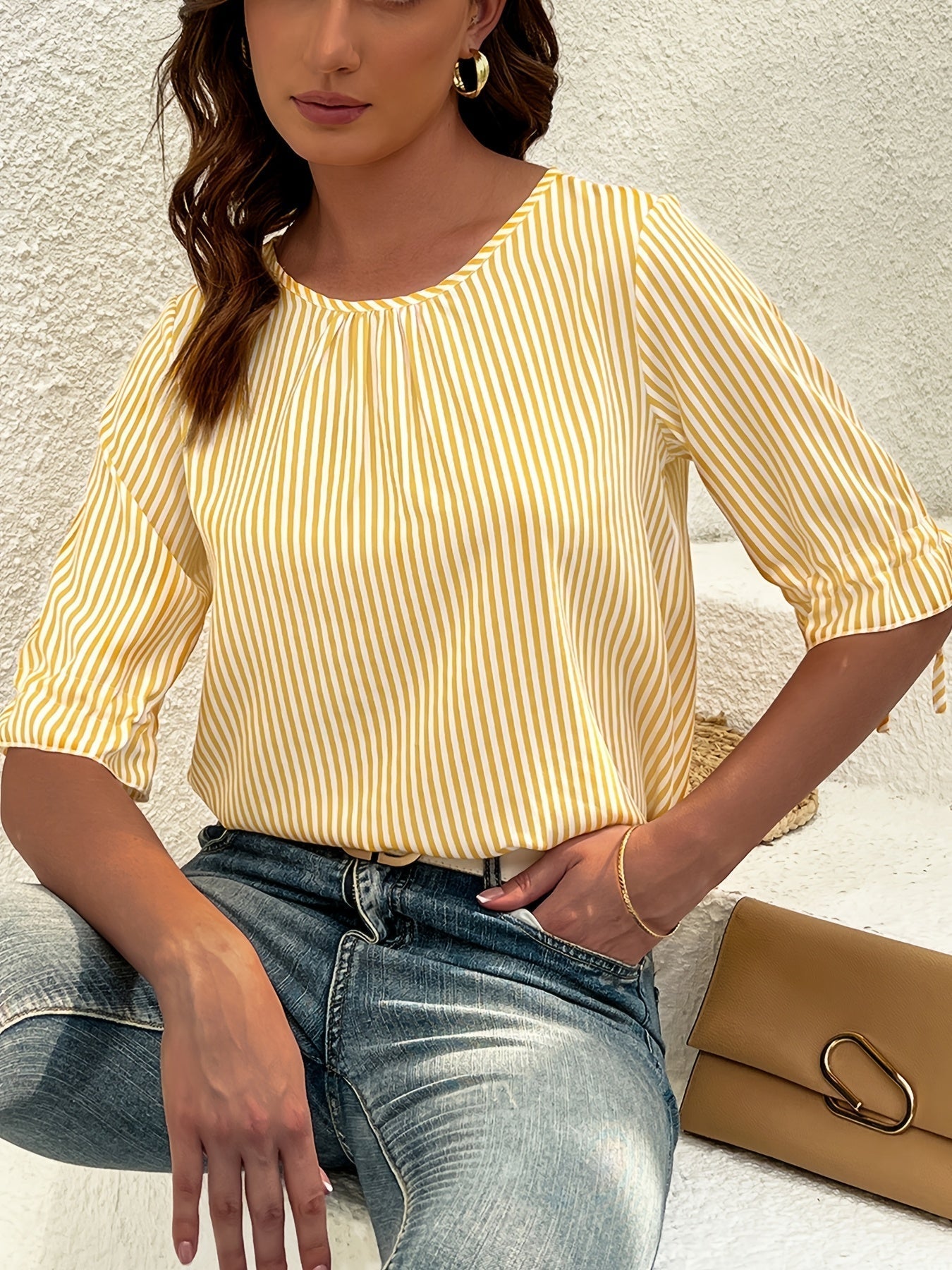 Detail vom Stoff und Streifenmuster der eleganten Damenbluse