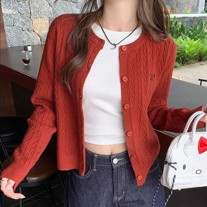 Damen Strickjacke mit V-Ausschnitt und Stickerei