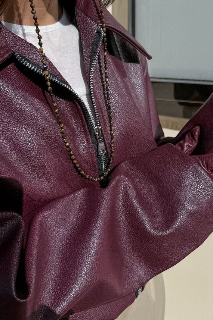Cropped Damenjacke aus Kunstleder als vielseitige Übergangsjacke