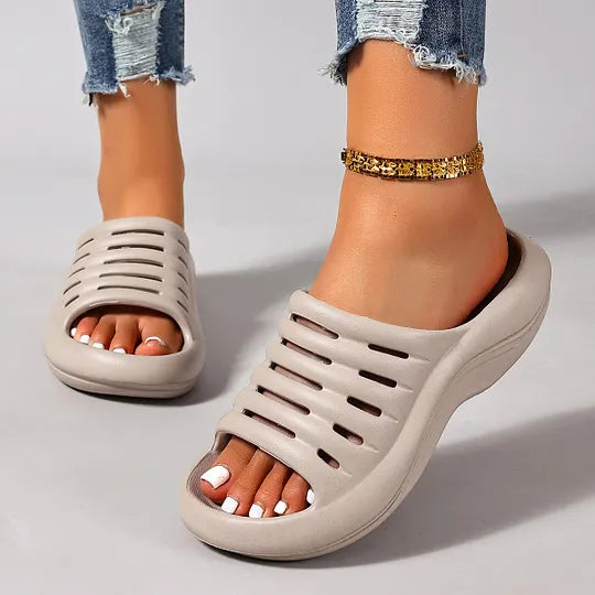 Bequeme orthopädische Damen Sandalen in Seitenansicht