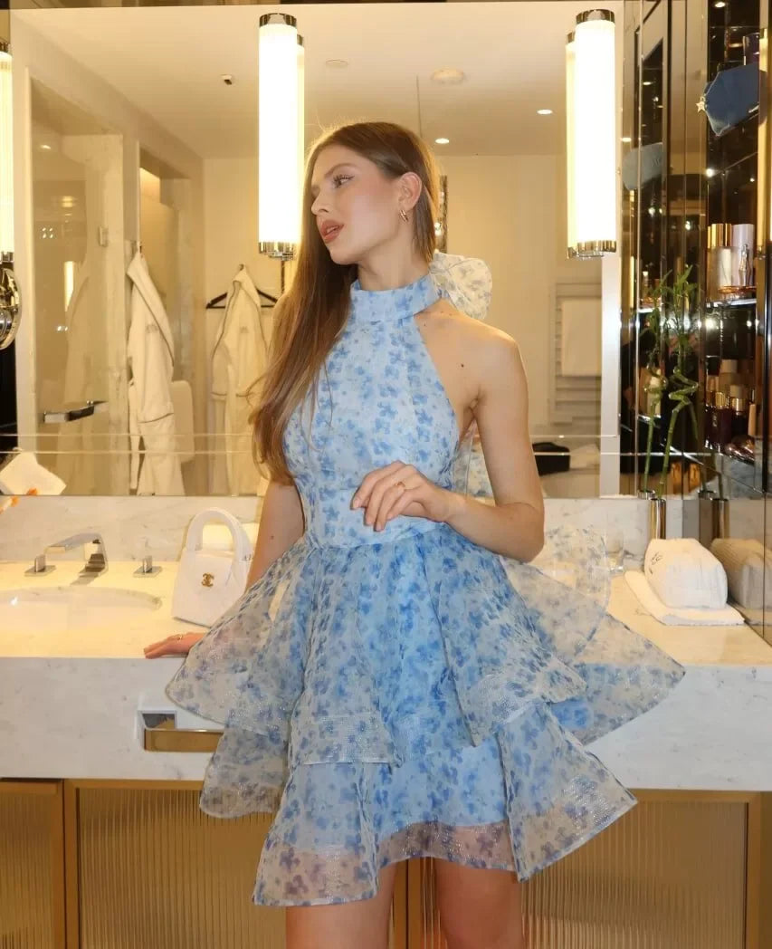 Damen kurzes Sommerkleid mit blauen Blumen und Knoten vorne