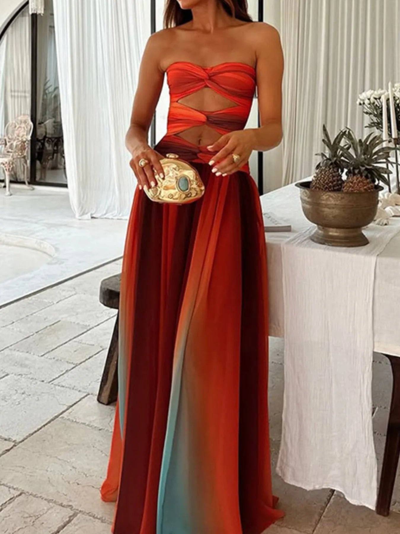 Schulterfreies Maxikleid mit Cut-Out und Farbverlauf in Orange