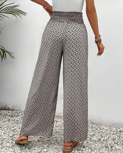 Model trägt weite Damenhose mit geometrischem Muster im Alltagslook