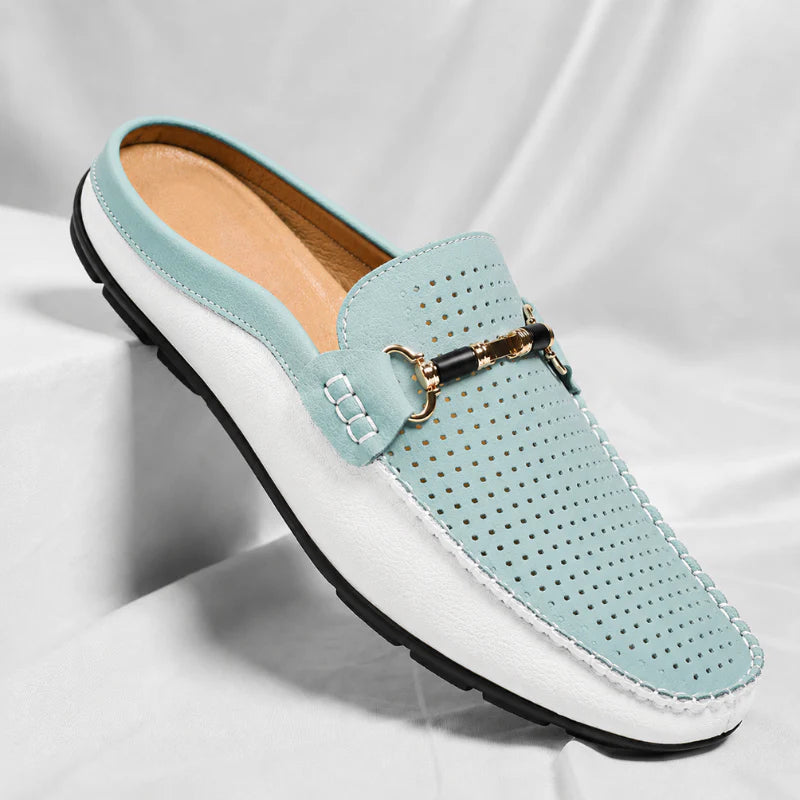 Damen Slipper mit leichter Sohle in schräger Frontansicht