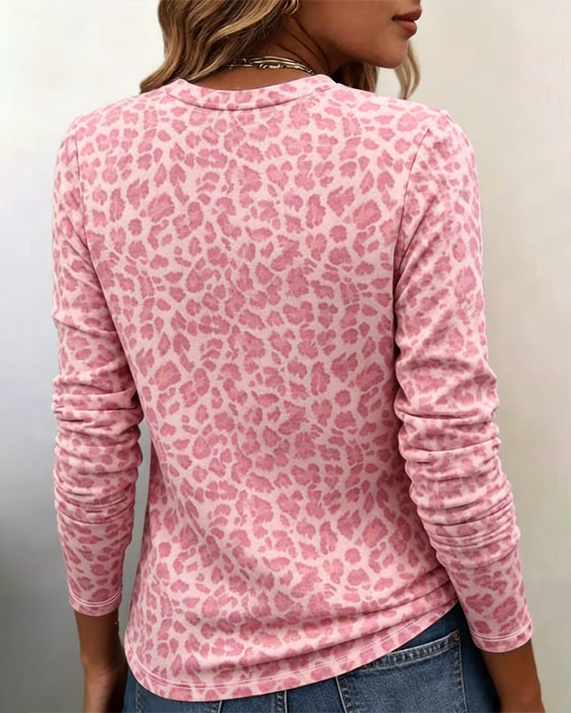 Damen-Langarmshirt mit auffälligem Leopardenmuster in der Vorderansicht