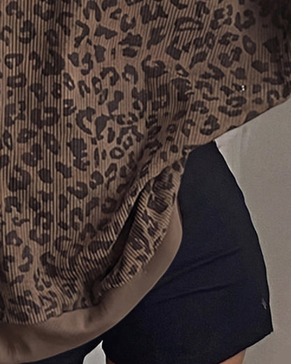 Rückansicht des Damen-Sweatshirts mit Leopardenmuster