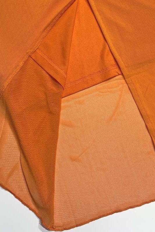 Detailaufnahme von Spitze am Ausschnitt des Midi Kleids
