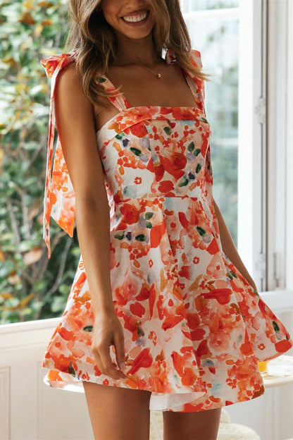 Damen Minikleid mit Blumenprint als sommerlicher Look am Model getragen