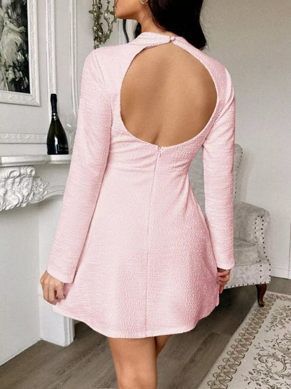 Mini-Kleid mit figurbetontem Schnitt, langen Ärmeln und freiem Rücken