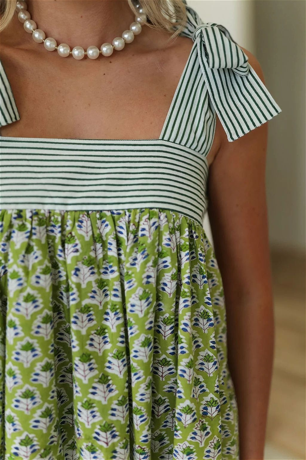 Detailansicht vom Blumenprint und gestreiften Patchwork des Midikleids
