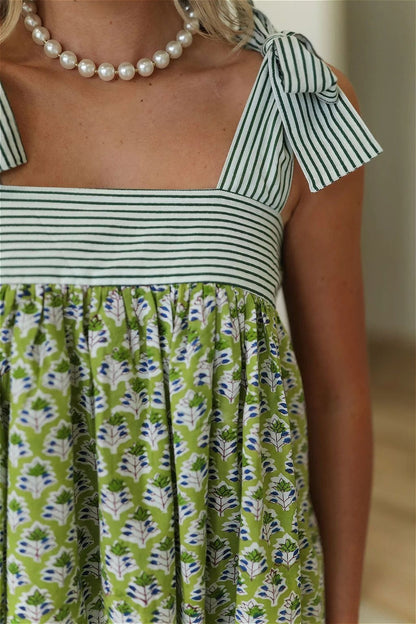 Detailansicht vom Blumenprint und gestreiften Patchwork des Midikleids