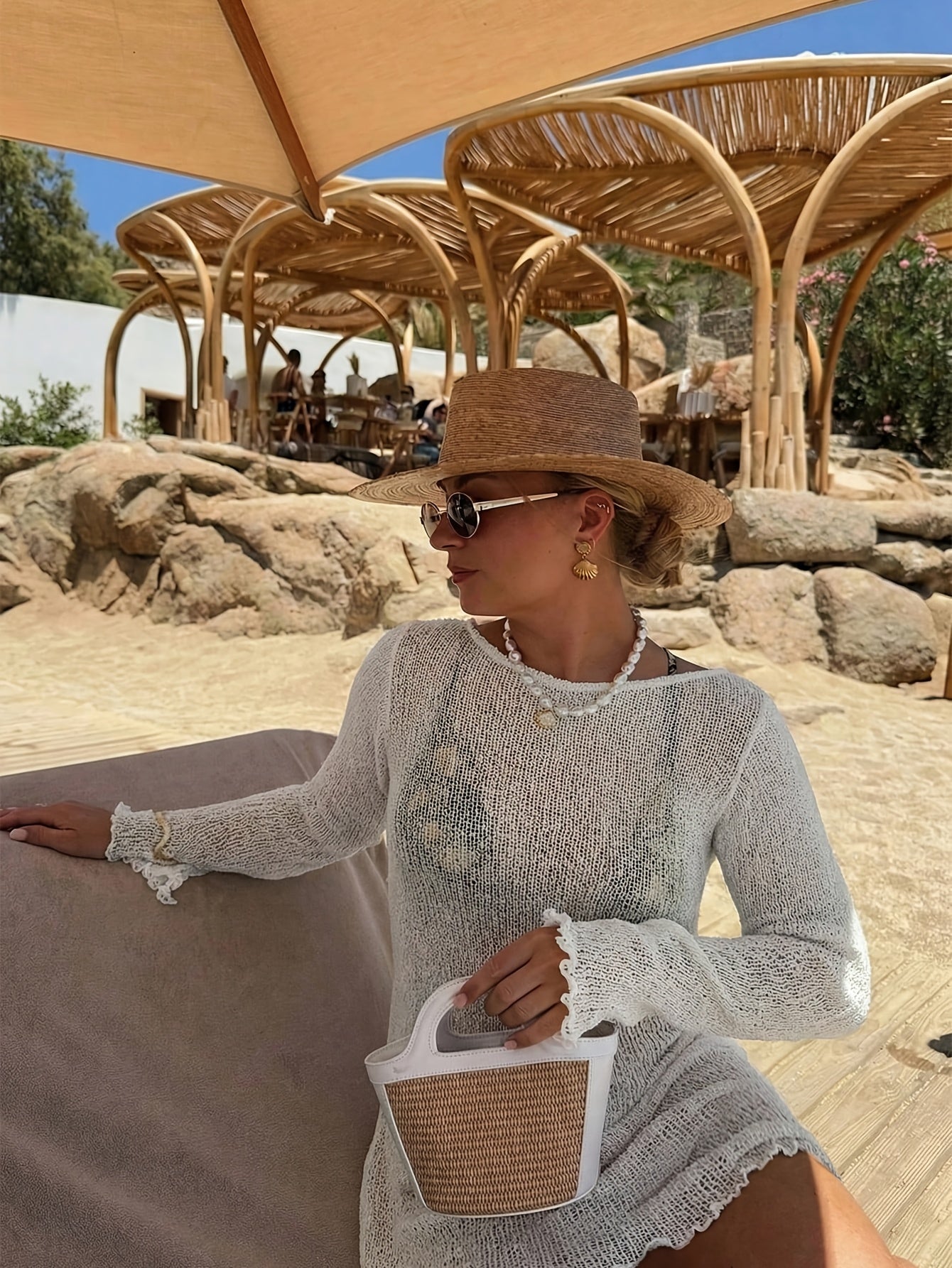 Damen-Strandkleid aus Strukturstrick am Model in ganzer Länge