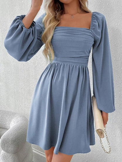 Gerüschtes A-Linien-Kleid mit quadratischem Ausschnitt und langen Ärmeln