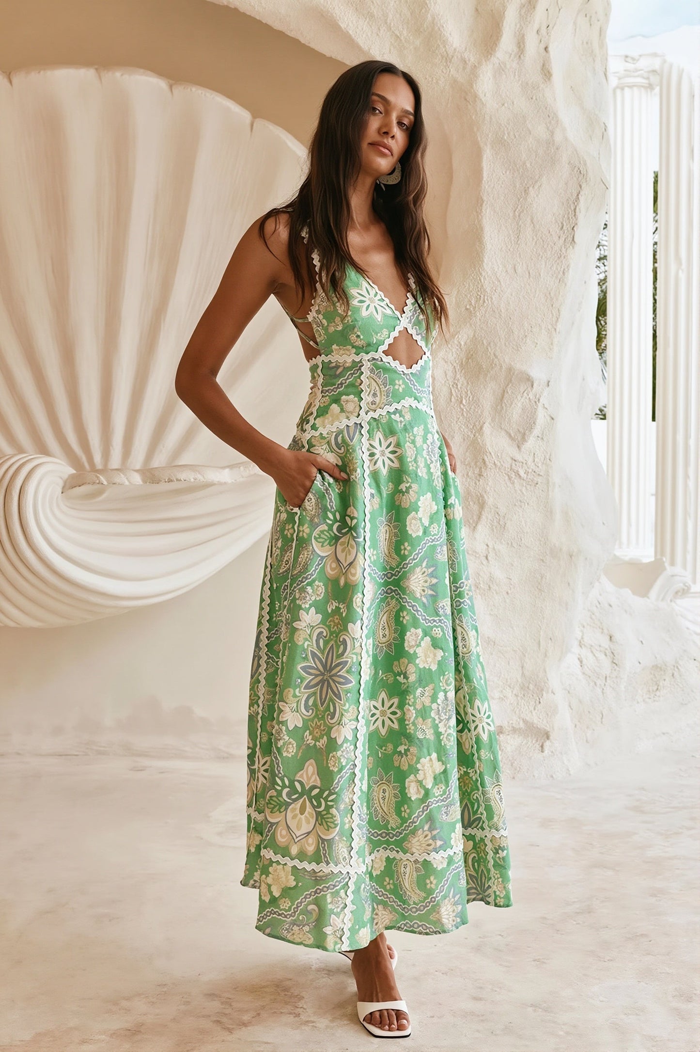 Langes Damenkleid mit floralem Muster und Spitze in fliessendem Schnitt