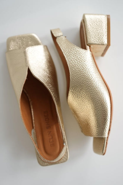 Damen Slingback Pumps mit offenem Fersenriemen mit Fokus auf Absatz und Riemen