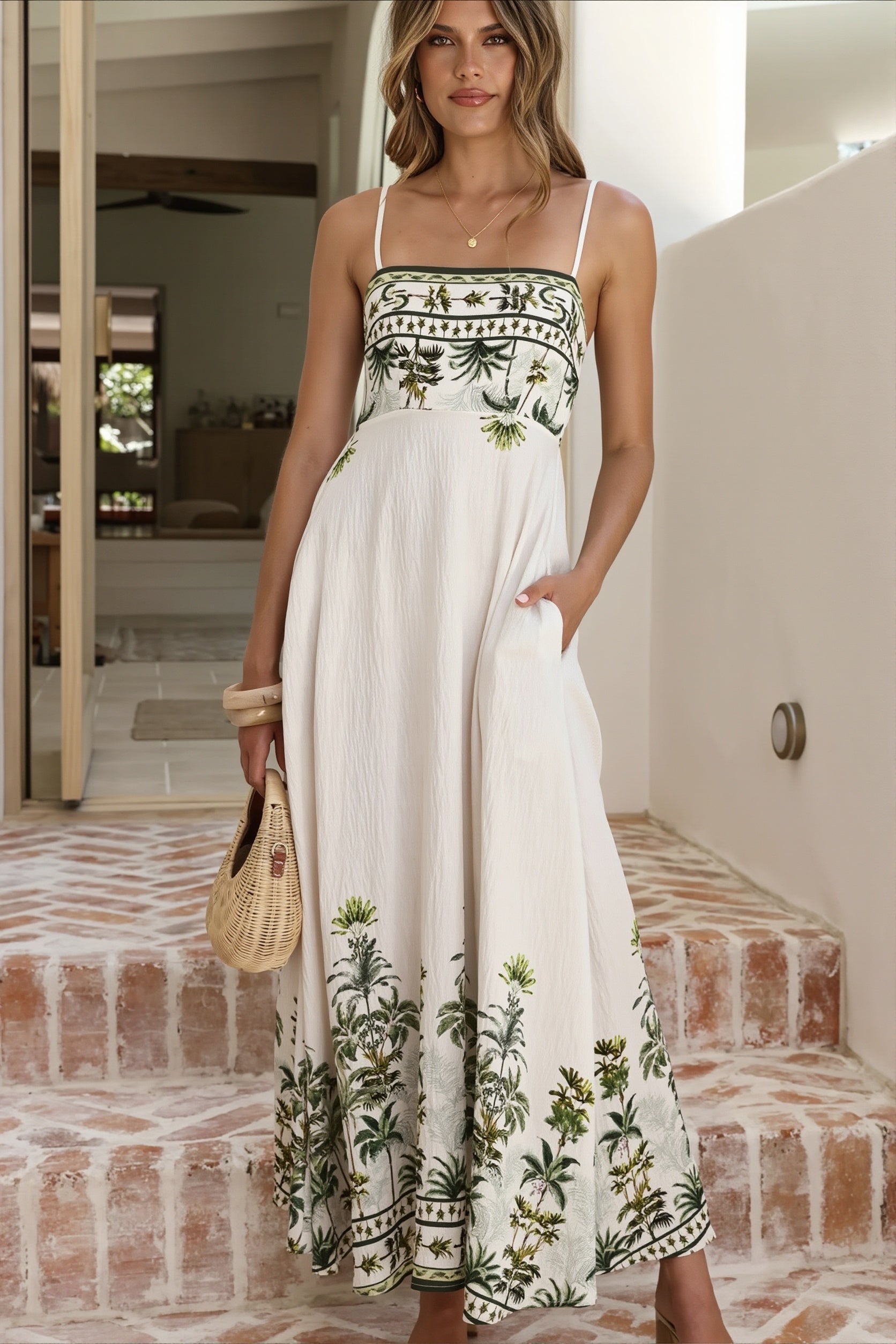 Langes Damenkleid mit Blumenprint und Cami-Trägern in frontaler Ansicht
