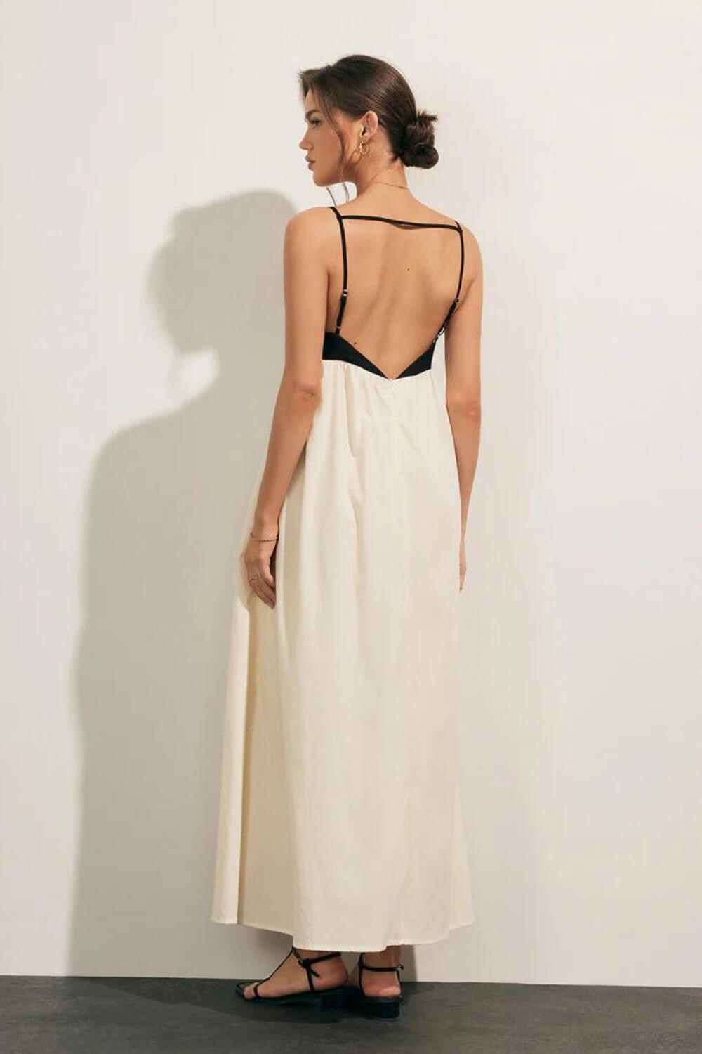 Midi-Kleid aus Leinen-Baumwoll-Mischung, locker geschnitten, schwarz-weiß
