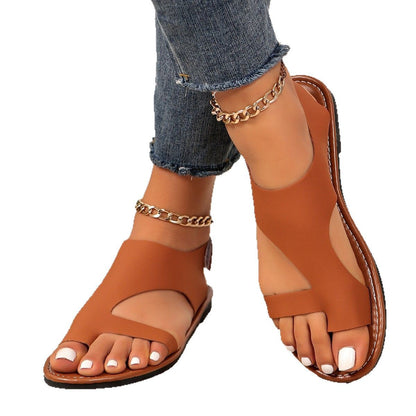 Nahaufnahme der runden Zehenpartie der Damen-Sandalen