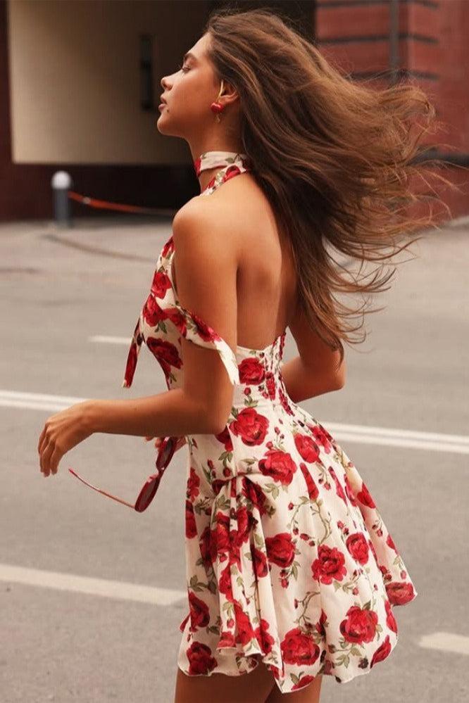 Damen Mini Kleid mit Print und Halter-Ausschnitt aus schräger Perspektive