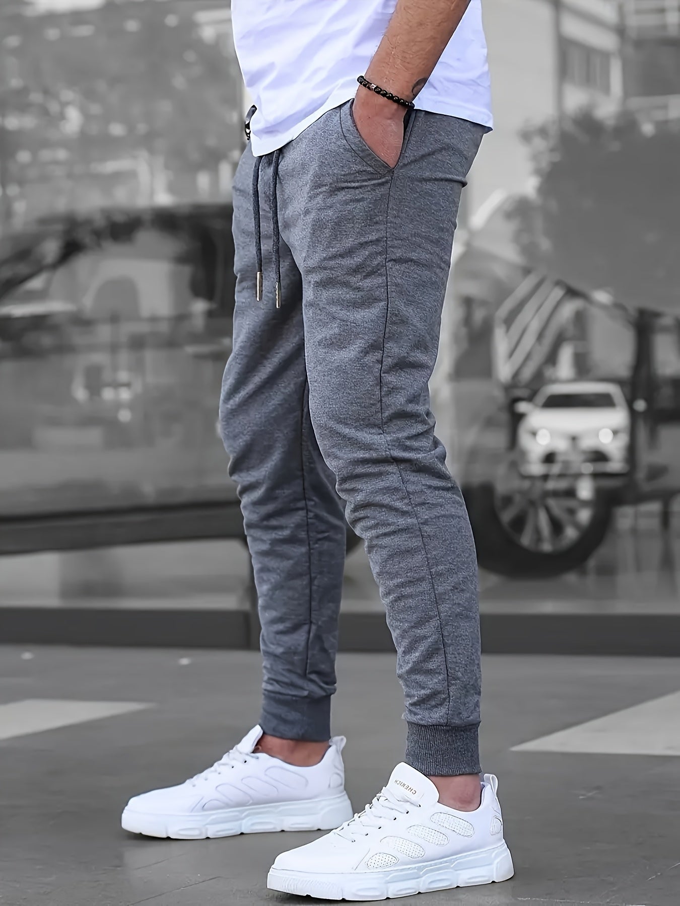 Detailansicht der weichen Soft-Touch-Oberfläche der Herren Jogginghose