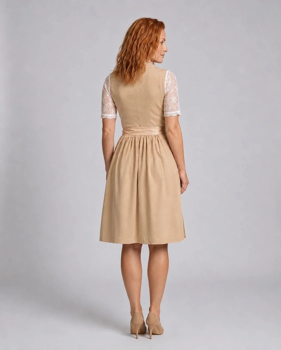 Dirndl mit eleganter Spitzenbluse und Schnürmieder