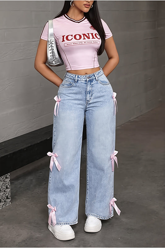 Damen Straight Leg Jeans mit Schleifendetail und Washed Look in Vorderansicht