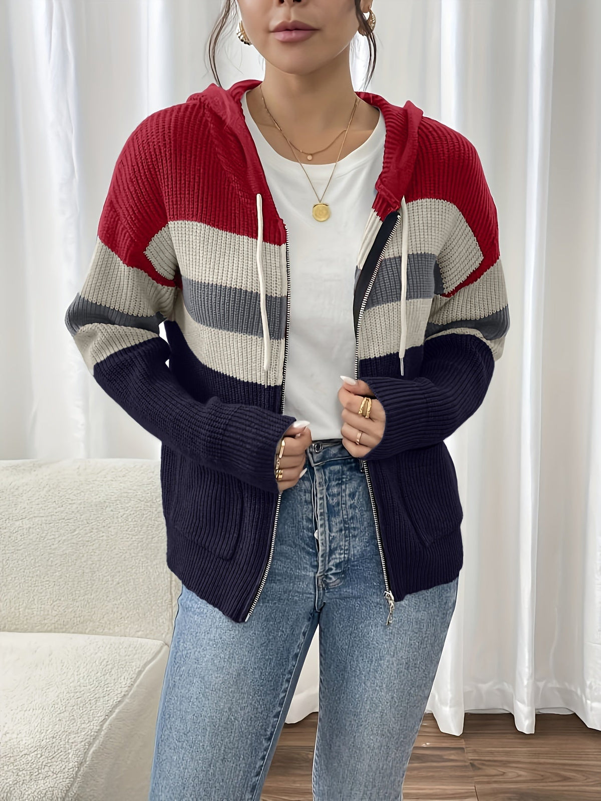 Gesamtansicht des Damen-Cardigans mit Kapuze