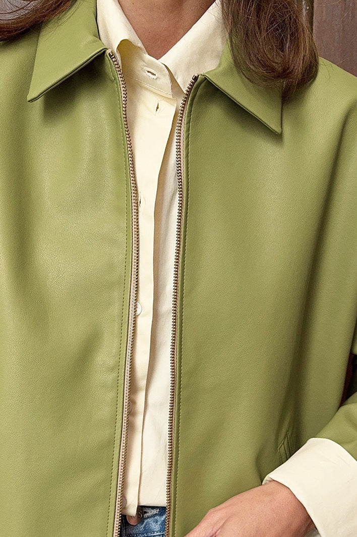 Detailansicht der Damen Pilotenjacke in grüner Lederoptik