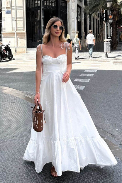 Lang fließendes Kleid aus Polyester in Weiß
